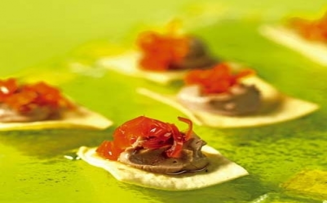 Paté de pollo con hilos de ají confitado